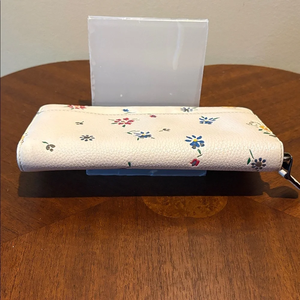 Coach Floral Wallet White/Pink blue green blooms/Silvertone Hw pebble LeatherEUC